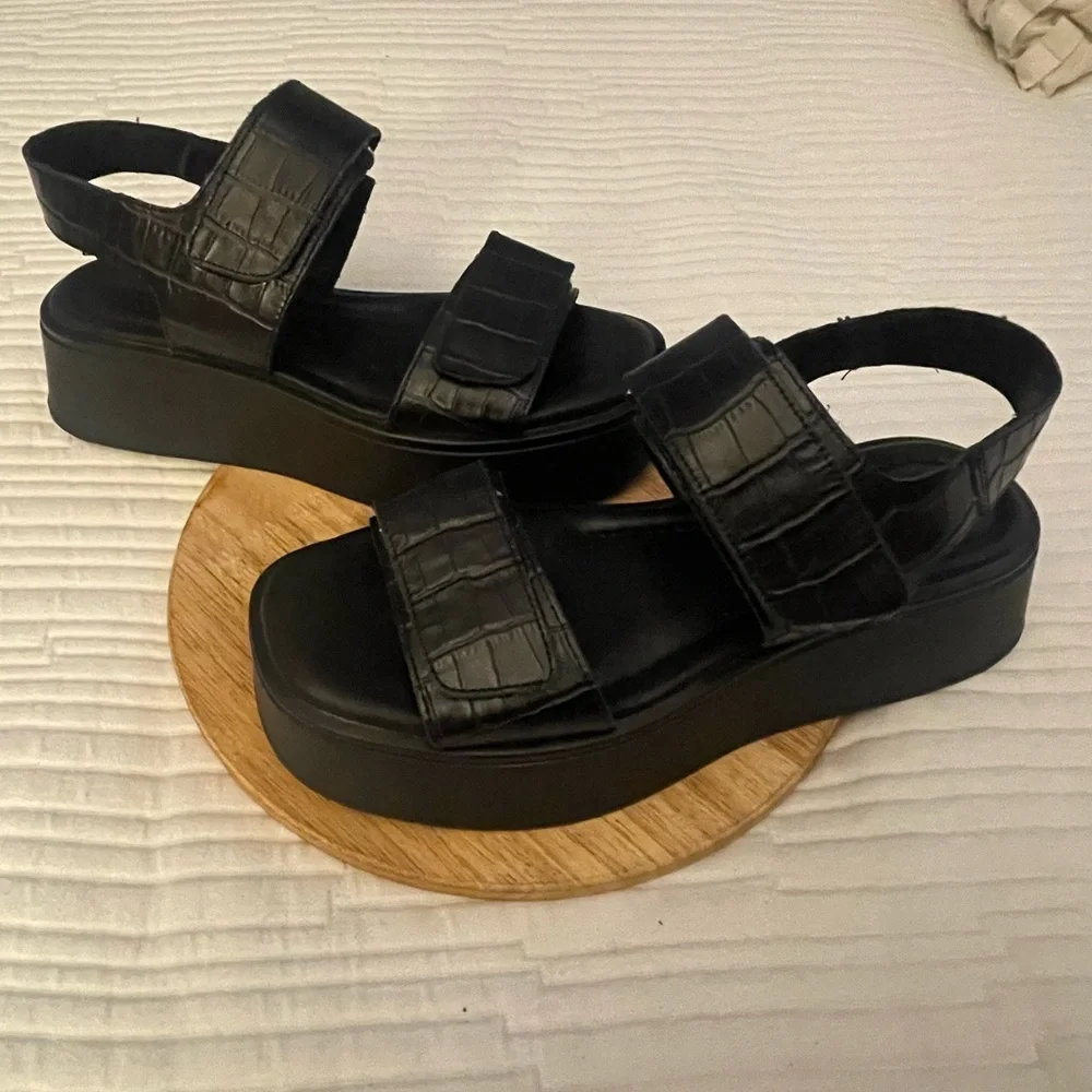 Vagabond Courtney Black Croco Platform Sandal - Picture 7 of 10
